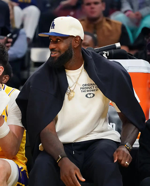 NBA季前赛焦点:詹姆斯营销引热议,独行侠阵容调整,字母哥下家初现