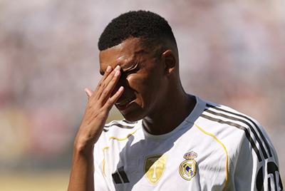 <a href=/qiuxingjieshao/mianfeizuqiu/119.html target=_blank class=infotextkey>梅西</a>已揽4金球+3<a href=/mianfeizuqiu/ouguan/ target=_blank class=infotextkey>欧冠</a>，C罗1金球+1欧冠，同龄姆巴佩仍0金球0欧冠