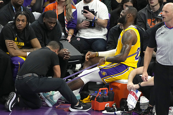 前队友查尔莫斯发声:詹姆斯同龄状态无前人可比,健康是关键优势