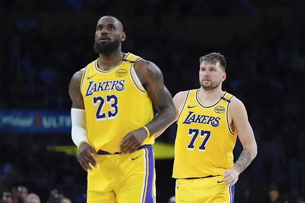 新赛季倒计时1月!詹姆斯退役传闻引热议,湖人佩林卡补强任务未停