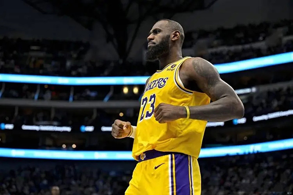 詹姆斯与湖人矛盾曝光:晒浓眉球衣引离队猜想