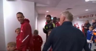 英媒：赛前火药味十足！莫耶斯与主裁激烈交涉，范迪克场边大笑围观