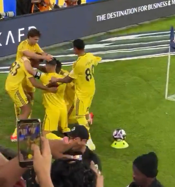 绝杀瞬间！<a href=/qiuxingjieshao/mianfeizuqiu/122.html target=_blank class=infotextkey>菲利克斯</a>给C罗戴上“胜利信物”，C罗跳舞回应嗨爆！